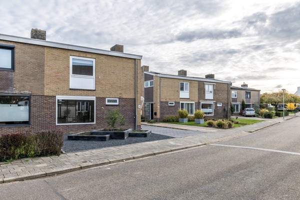 Foto - Verkocht onder voorbehoud: Instapklare gemoderniseerde geschakelde 2 onder 1 kap woning  met aanbouw, open keuken, tuin en garage in Voerendaal